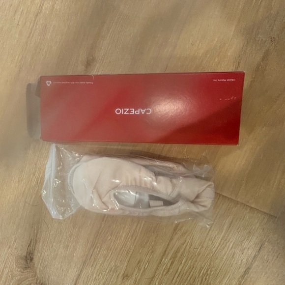 New in box Capezio pink soft ballet slippers. - Picture 3 of 5